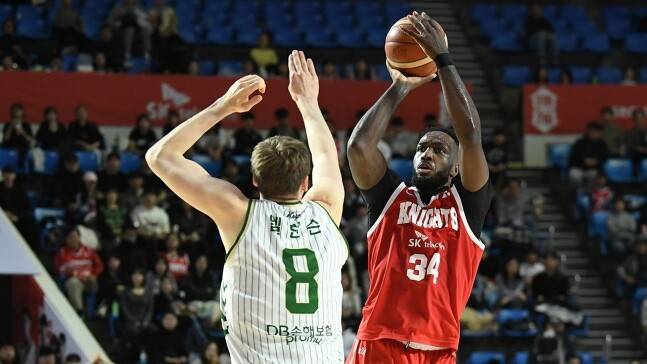 서울SK 자밀 워니가 상대 팀인 원주DB헨리 엘런슨을 앞에 놓고 날카로운 슛을 구던지고 있다. KBL 제공