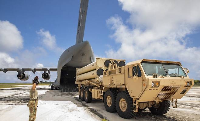 미군 사드(THAAD·고고도미사일방어체계) 발사차량이 수송기에서 이동하고 있다. 세계일보 자료사진
