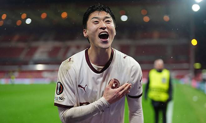 미트윌란의 조규성이 13일(현지 시간) 영국 노팅엄의 더 시티 그라운드에서 열린 2025∼2026 유럽축구연맹&nbsp;유로파리그(UEL) 16강 1차전 노팅엄 포레스트와 경기 후반 35분 선제 결승 골을 넣고 환호하고 있다. 노팅엄=AP뉴시스