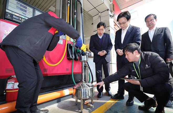 김정관 산업통상부 장관이 13일 서울시 마포구 한 주유소를 방문해 석유제품 가격·품질·유통 검사를 참관하고 있다.