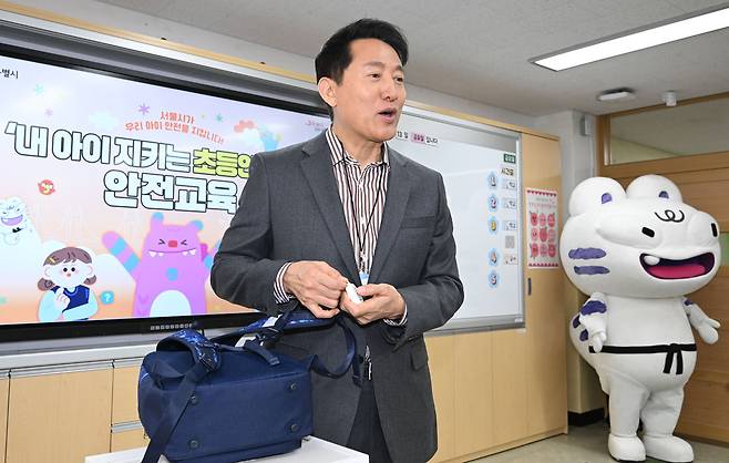 오세훈 서울시장이 13일 서울 용산구의 한 초등학교에서 열린 내 아이 지키는 초등 안심벨 현장방문에서 안심벨을 시연하고 있다.