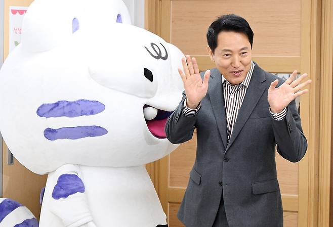 오세훈 서울시장이 13일 서울 용산구 금양초등학교에서 초등안심벨 교육 전 1학년 학생들과 인사하고 있다.