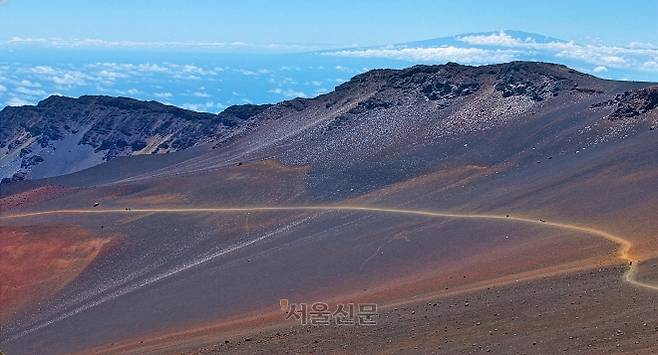 미국 하와이주 마우이섬의 할레아칼라 분화구 모습. 관광객들이 실핏줄처럼 연결된 소로를 따라 분화구 내부를 걷고 있다. 트레킹 전체 길이가 16㎞나 된다.