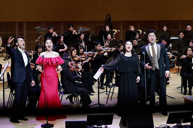 서울 송파구 롯데콘서트홀에서 지난 10일 열린 ‘2026 송파 신춘음악회’에서 테너 노경범(왼쪽부터), 소프라노 김서영, 메조소프라노 김향은, 바리톤 박정민이 구립교향악단과 함께 공연을 하고 있다. 송파구 제공