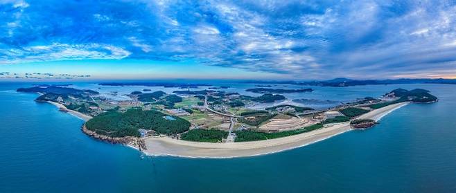 ‘2027 제1회 섬비엔날레’ 개최 예정지 중 한 곳인 충남 보령 원산도의 전경. 섬비엔날레는 내년 4~5월 열린다.  섬비엔날레 조직위원회 제공