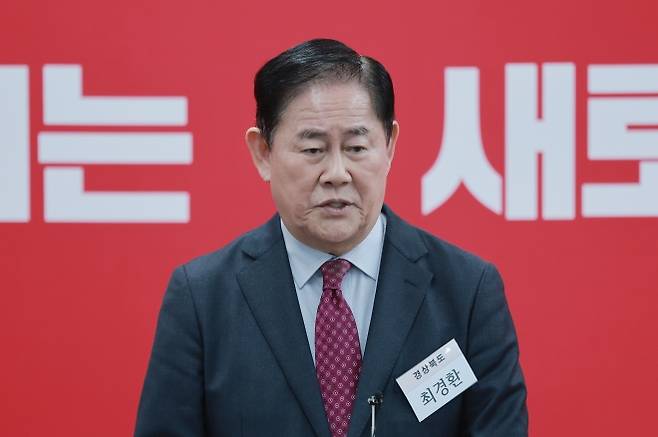 6·3 지방선거에서 경북도지사 출마를 선언한 최경환 전 경제부총리가 11일 서울 영등포구 여의도 국민의힘 중앙당사에서 열린 광역단체장 후보 면접을 마치고 취재진 질문에 답하고 있다. 연합뉴스