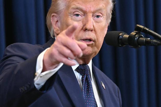 도널드 트럼프 미국 대통령이 9일(현지시간) 플로리다주 도랄 리조트에서 열린 기자회견에서 발언하고 있다. AFP 연합뉴스