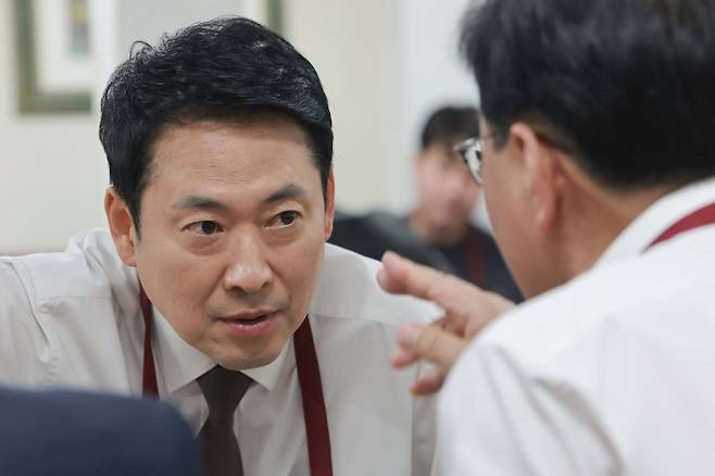 점심 먹으며 대화하는 국민의힘 장동혁 대표와 송언석 원내대표 - 국민의힘 장동혁 대표가 13일 서울 영등포시장 내 한 식당을 방문해 점심을 먹으며 송언석 원내대표와 대화하고 있다.  연합뉴스