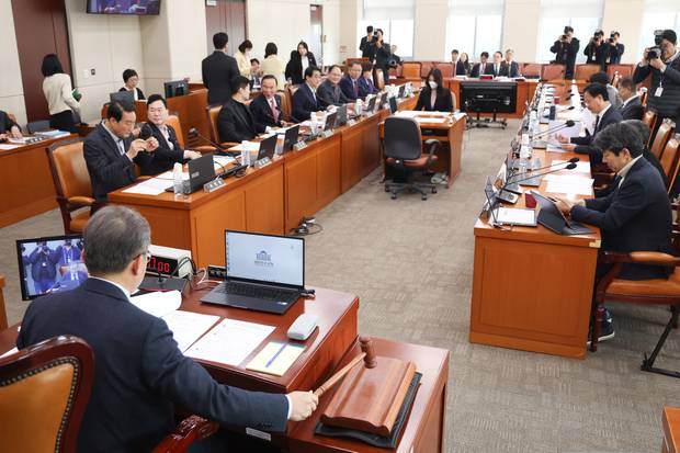 송기헌 위원장이 13일 서울 여의도 국회에서 열린 정치개혁특별위원회 전체회의에서 의사봉을 두드리고 있다. 뉴스1