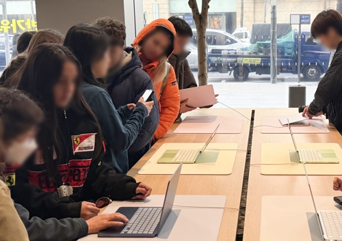 11일 서울 중구 애플 명동 매장에서 고객들이 애플 신제품인 ‘맥북 네오’를 체험하고 있다. 연합뉴스