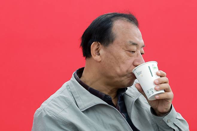 이정현 국민의힘 공천관리위원장이 12일 서울 영등포구 여의도 중앙당사에서 기자들과 대화를 나누며 음료를 마시고 있다. 연합뉴스