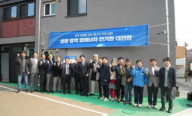 오영훈 제주도지사(왼쪽에서 여덟 번째)가 화북동 '금산리 주택을 방문, '생활영역 열에너지 전기화 대전환 계획'을 발표하고 있다. ⓒ제주도 제공