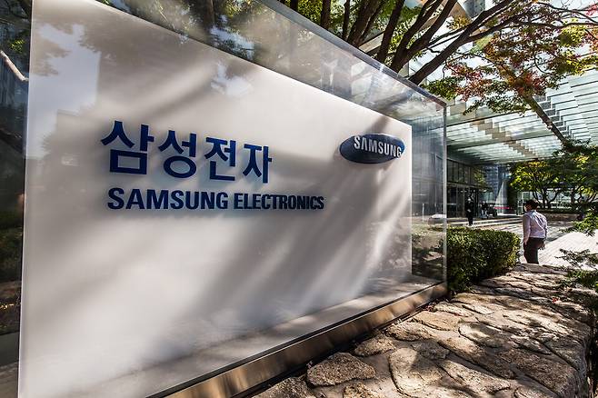 하나증권은 13일 보고서를 통해 삼성전자에 대한 투자의견 '매수'를 유지하고, 목표주가를 30만원으로 상향한다고 밝혔다. 사진은 서울 서초구 삼성전자 서초사옥 ⓒ시사저널 최준필