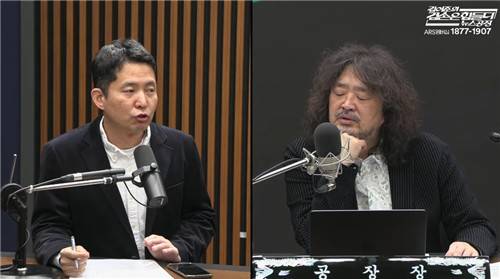 3월10일 유튜브 채널 '김어준의 겸손은 힘들다 뉴스공장'에 출연한 MBC 기자 출신 장인수씨(왼쪽)와 방송인 김어준씨 ⓒ뉴스공장