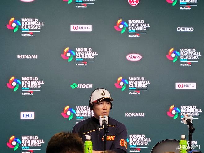 이바타 히로카즈 일본 대표팀 감독이 13일(한국시간) 미국 플로리다주 마이애미 론디포 파크서 열린 2026 월드베이스볼클래식(WBC) 공식 기자회견에서 8강전 선발투수를 공개하고 있다.&nbsp;이바타 감독은 “야마모토가 8강 베네수엘라전에 선발투수로 등판할 것”이라고 전했다. 마이애미｜장은상 기자 award@donga.com