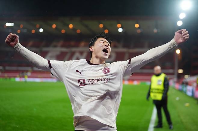 미트윌란 조규성이 13일(한국시간) 더 시티 그라운드에서 열린 노팅엄과 UEL 16강 원정 1차전서 승리한 뒤 기뻐하고 있다. 노팅엄｜AP뉴시스