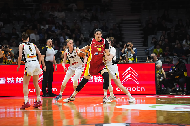 중국 여자농구 대표팀 장쯔위가 12일 벨기에전에서 수비진을 등지고 드리블하고 있다. FIBA 홈페이지