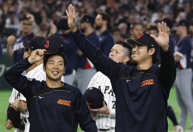 체코를 꺾고 조별리그를 전승으로 마무리한 뒤 팬들에 인사하는 일본 야구 대표팀 선수들.  로이터연합뉴스