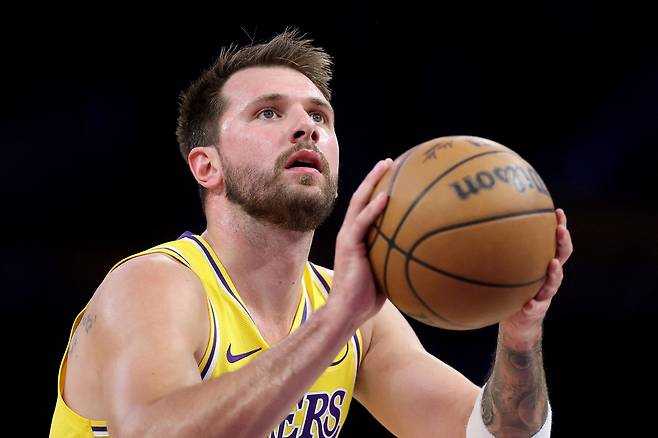 루카 돈치치가 13일 미국 캘리포니아주 로스앤젤레스의 크립토닷컴 아레나에서 열린 시카고 불스와 2025~2026 미국프로농구 정규리그 홈경기에서 자유투를 던지려하고 있다.    로스앤젤레스 | AFP연합뉴스