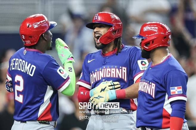 ▲ 페르난도 타티스 주니어의 만루홈런에 도미니카공화국 선수들이 기뻐하고 있다.