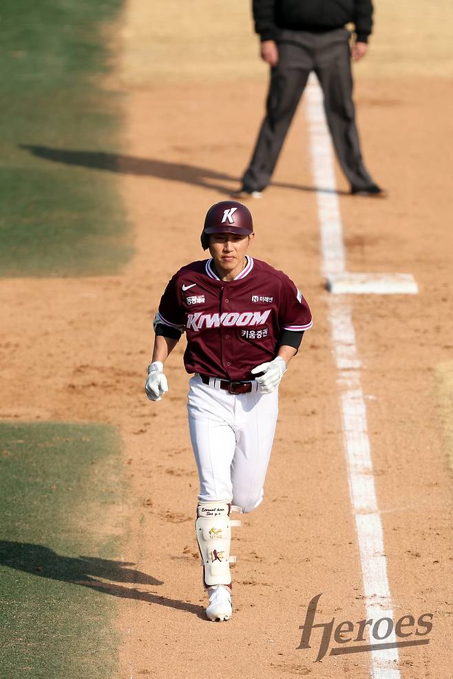 키움 히어로즈 서건창이 12일 이천 베어스파크에서 열린 2026 KBO 시범경기에서 8회 솔로 아치를 그린 뒤 그라운드를 돌고 있다.  /사진=키움 히어로즈 제공