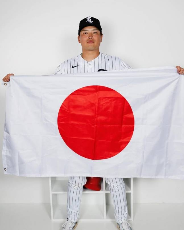 무라카미가 시카고 화이트삭스와 계약을 맺으며 일장기를 들고 포즈를 취하고 있다. /사진=무라카미 무네타카 SNS