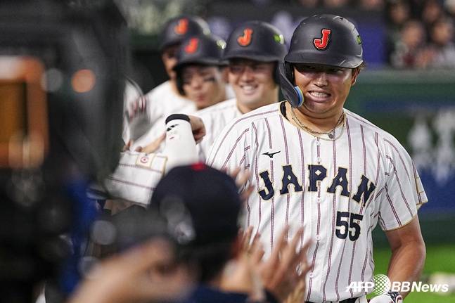 무라카미(오른쪽)가 체코전에서 홈런을 날리고 동료들의 환영을 받고 있다. /AFPBBNews=뉴스1
