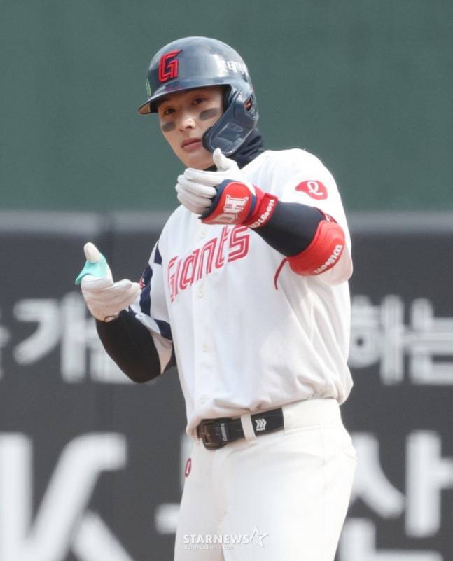 2026 신한 SOL Bank KBO리그 시범경기 롯데 자이언츠 대 KT 위즈 경기가 12일 부산 사직야구장에서 열렸다. 롯데 한동희가 5회말 2사 만루에서 우전 적시타를 날리고 상대 실책을 틈 타 2루까지 출루한 후 세리머니를 하고 있다. /사진=김진경 대기자