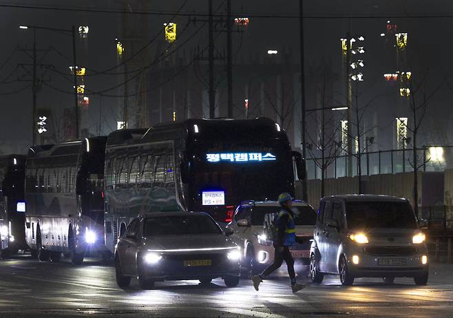 3월 6일 새벽 5시 삼성전자 평택캠퍼스 앞 도로에 건설 노동자들을 태운 셔틀버스가 줄지어 서 있다. 박해윤 기자