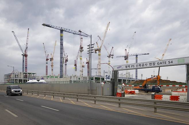 3월 5일 골조 공사가 진행되고 있는 삼성전자 평택캠퍼스 내 반도체 5공장(P5) 전경. 박해윤 기자