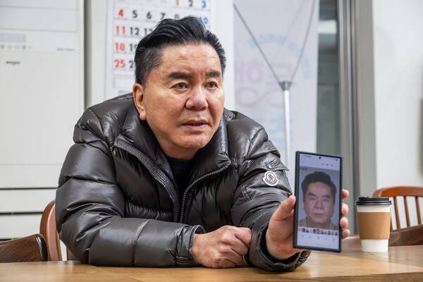 안면거상 수술 전 사진을 보여주는 심형래 감독. 사진=최준필(이오이미지)