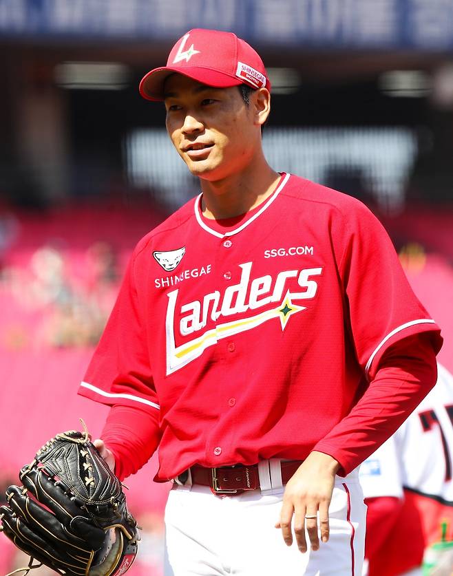 13일 오후 광주-KIA챔피언스필드에서 열린 2026 신한 SOL KBO리그 SSG 랜더스와 KIA 타이거즈의 시범경기, SSG 선발 타케다가 이닝을 마친 뒤 더그아웃으로 향하고 있다. SSG 랜더스