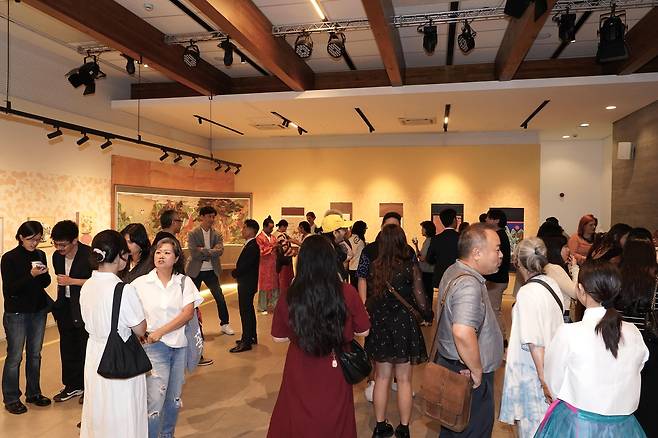 민화 전시를 보고 있는 관람객들 [주브라질한국문화원 제공. 재판매 및 DB금지]