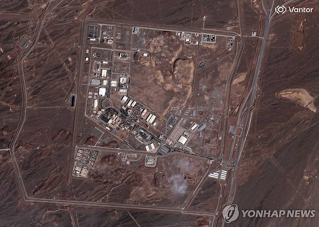 폭격 맞은 이란 나탄즈 핵시설 단지를 위성으로 찍은 사진 [AP 사진]