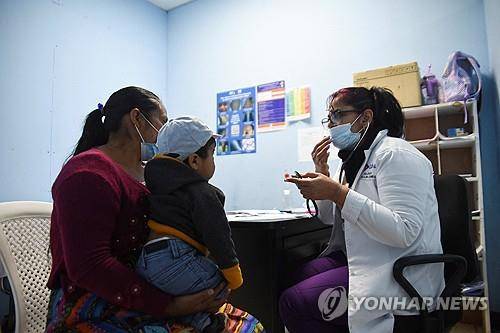 과테말라에서 진료 중인 쿠바 의사들 [로이터=연합뉴스]