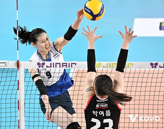 정관장전서 공격하는 현대건설의 나현수(왼쪽) [한국배구연맹 제공. 재판매 및 DB 금지]