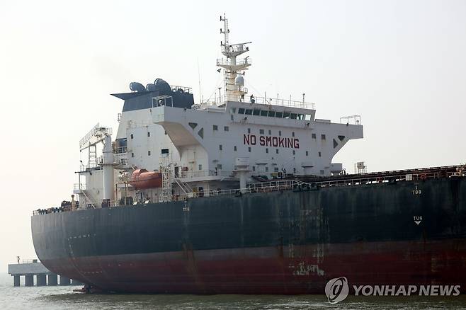 호르무즈 해협 거쳐 12일 인도 뭄바이항에 도착한 유조선 [EPA 연합뉴스 자료사진. 재판매 및 DB 금지]