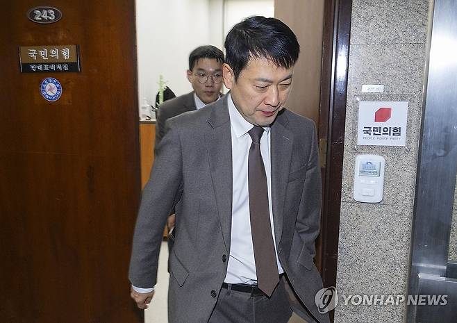 오세훈과 '절윤' 놓고 기싸움, 굳은 표정의 장동혁 대표 (서울=연합뉴스) 황광모 기자 = '절윤 결의문'의 진정성을 위한 후속 조치를 놓고 오세훈 서울시장과 팽팽한 기 싸움 중인 국민의힘 장동혁 대표가 13일 국회 당 대표실에 출근해 업무를 본 뒤 개인 용무를 위해 이동하고 있다. 2026.3.13 hkmpooh@yna.co.kr