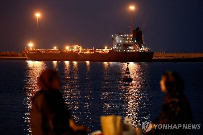 호르무즈 해협으로 가는 길목인 오만 무스카트 인근 항구에 정박한 유조선 [로이터=연합뉴스. 재판매 및 DB 금지]