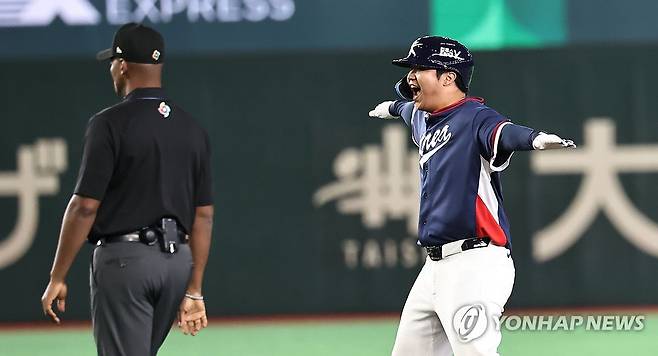 2타점 적시타 친 문보경 '승리하자!" (도쿄=연합뉴스) 김인철 기자 = 7일 일본 도쿄돔에서 열린 2026 WBC 조별리그 C조 2차전 대한민국과 일본의 경기. 1회초 2사 1, 2루 한국 문보경이 2타점 2루타를 치고 환호하고 있다. 2026.3.7 yatoya@yna.co.kr