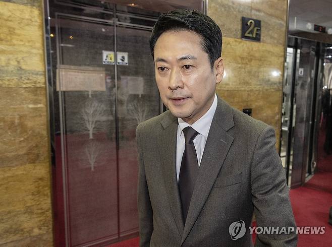 지선 공천 관련 질문에 답한 뒤 국회 떠나는 장동혁 대표 (서울=연합뉴스) 황광모 기자 = 국민의힘 장동혁 대표가 13일 국회에서 취재진 질문에 답변 후 국회 본청을 떠나고 있다. 장 대표는 취재진과 인터뷰에서 오세훈 서울시장이 전날 추가 공천 접수에도 또다시 미신청한 데 대해 "공천은 공정이 생명이라 생각한다"고 말했다. '절윤 결의문'의 진정성을 위한 후속 조치를 놓고 오세훈 서울시장과 팽팽한 기 싸움 중인 장 대표는 이날 이정현 공천관리위원장 사퇴 소식이 전해지자 송언석 원내대표, 정점식 정책위의장 등 지도부와 긴급회의를 했다. 2026.3.13 hkmpooh@yna.co.kr