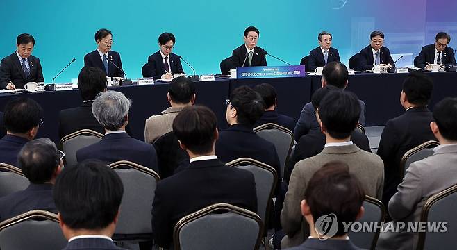 이재명 대통령, 충북 간담회 (청주=연합뉴스) 한상균 기자 = 이재명 대통령이 13일 충북 청주오스코에서 열린 '충북의 마음을 듣다' 타운홀미팅 간담회에서 발언하고 있다.
왼쪽부터 이형훈 보건복지부 제2차관, 김윤덕 국토교통부 장관, 김정관 산업통상부 장관, 이 대통령, 김용범 정책실장, 하준경 경제성장수석, 문진영 사회수석. 2026.3.13 xyz@yna.co.kr