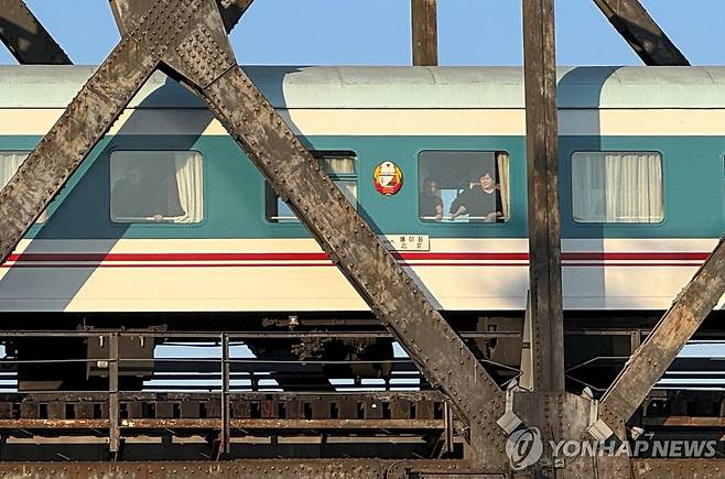 6년 만에 압록강 건너는 북중 여객열차 (단둥=연합뉴스) 정성조 특파원 = 12일 오후 압록강을 건너 중국 랴오닝성 단둥에 도착한 북한 여객열차. 객차 한 가운데 '평양-베이징'이라는 행선지 표시가 돼 있다. 2026.3.13 xing@yna.co.kr