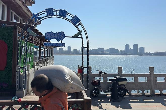 공사 중인 압록강변 북한맥줏집     (단둥=연합뉴스) 정성조 특파원 = 12일 오전 중국 랴오닝성 단둥시 압록강변의 한 북한 맥주 전문 맥줏집이 손님 맞이 공사 중인 모습. 2026.3.13 xing@yna.co.kr