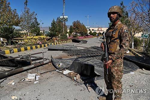 아프간과 맞닿은 국경 지키는 파키스탄 군인 [AP 연합뉴스 자료사진. 재판매 및 DB 금지]