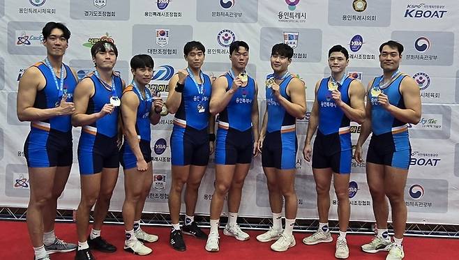 14일 용인 강남대 목양관 체육관서 열린 제25회 전국실내조정선수권대회 남일반부서 우승한 용인시청 선수단이 기념사진을 찍고 있다. 사진=용인시청