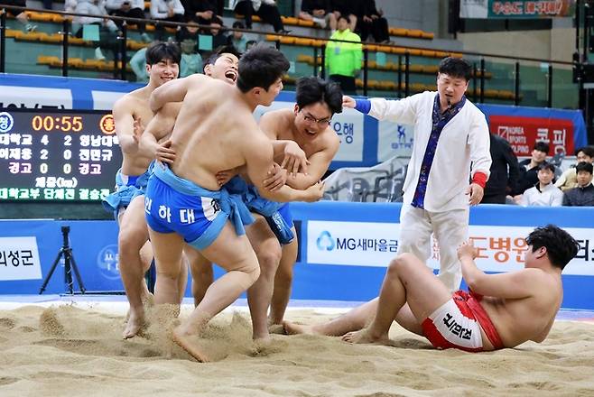 14일 경북 문경체육관에서 열린 제56회 회장기전국장사씨름대회 대학부 단체전서 우승을 확정한 인하대 선수들이 기뻐하고 있다. 사진=대한씨름협회