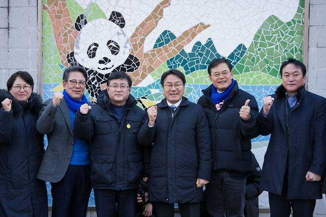 22일 김성환 기후에너지환경부 장관이 강기정 시장과 함께 우치동물원을 방문해 판다 입식 준비 상황을 점검했다. /광주시 제공