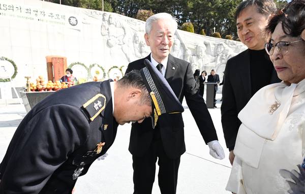 김종철 경남경찰청장이 14일 오전 창원시 마산회원구 구암동 국립3.15민주묘지에서 열린 3.15의거 희생자 추모제에서 오무선 3.15의거희생자유족회장에게 사과하고 있다.과거사 문제로 머리 숙여 사과하고 있다. /김구연 기자