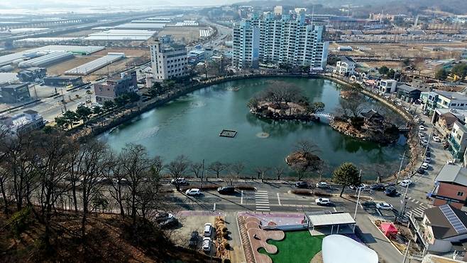 김천 교동 연화지 전경. <김천시 제공>